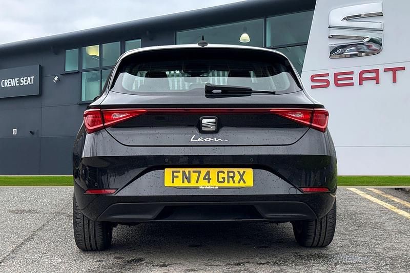 Begagnad Seat Leon SE 115 HK (84 kW) 2024 Svart Halvkombi