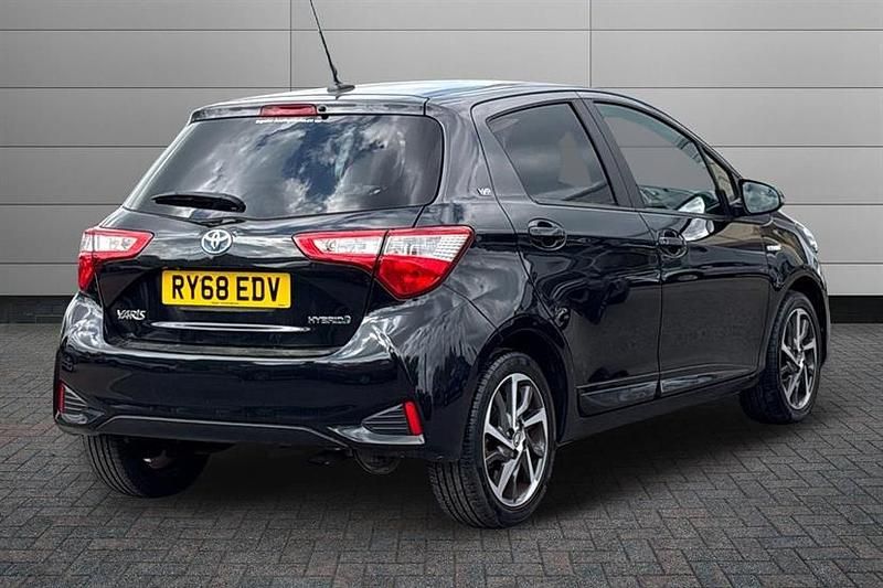 Used Toyota Yaris Hybrid 100 HP (73 kW) 2019 Blackgrey Hatchback