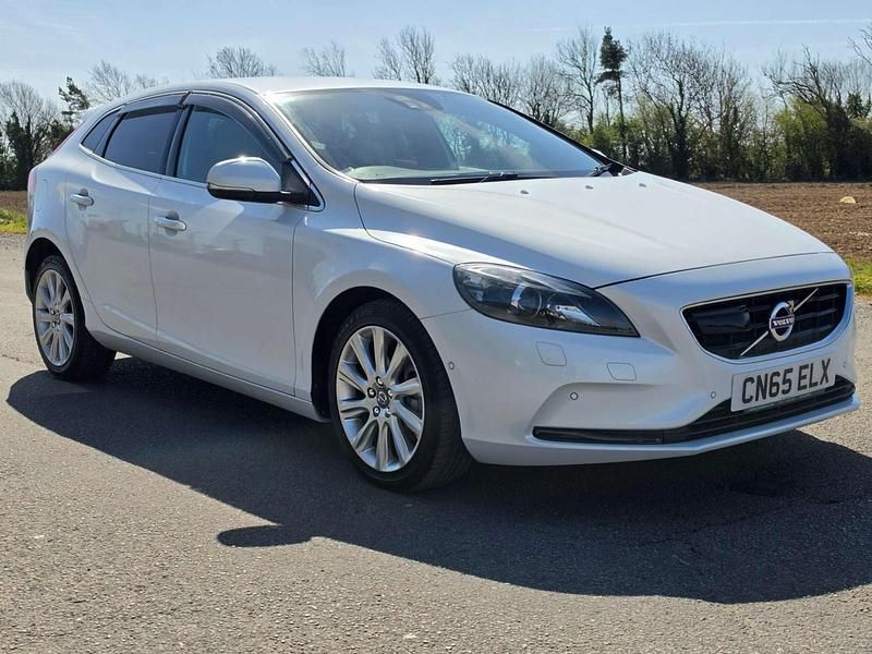 Used Volvo V40 SE 2016 White Hatchback
