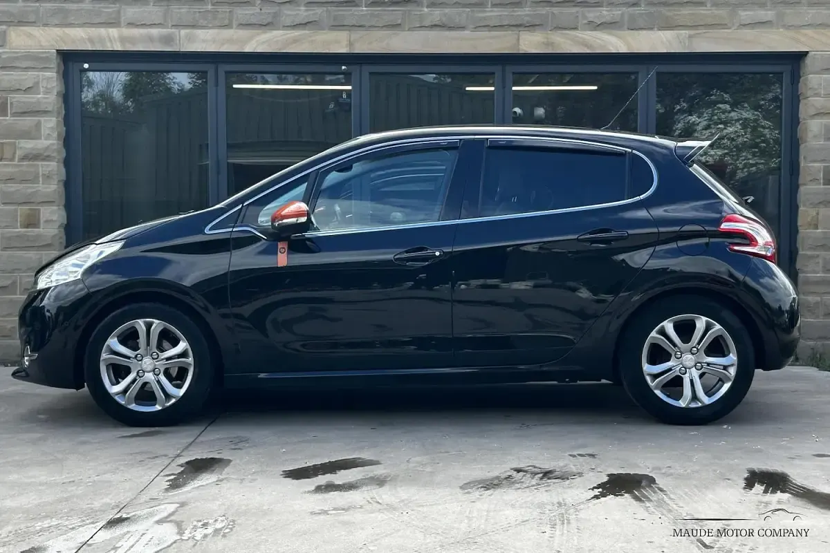 Used Peugeot 208 Roland Garros 82 HP (60 kW) 2015 Black Hatchback
