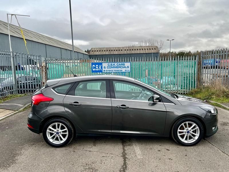 Used Ford Focus Zetec 120 HP (88 kW) 2016 Grey Hatchback