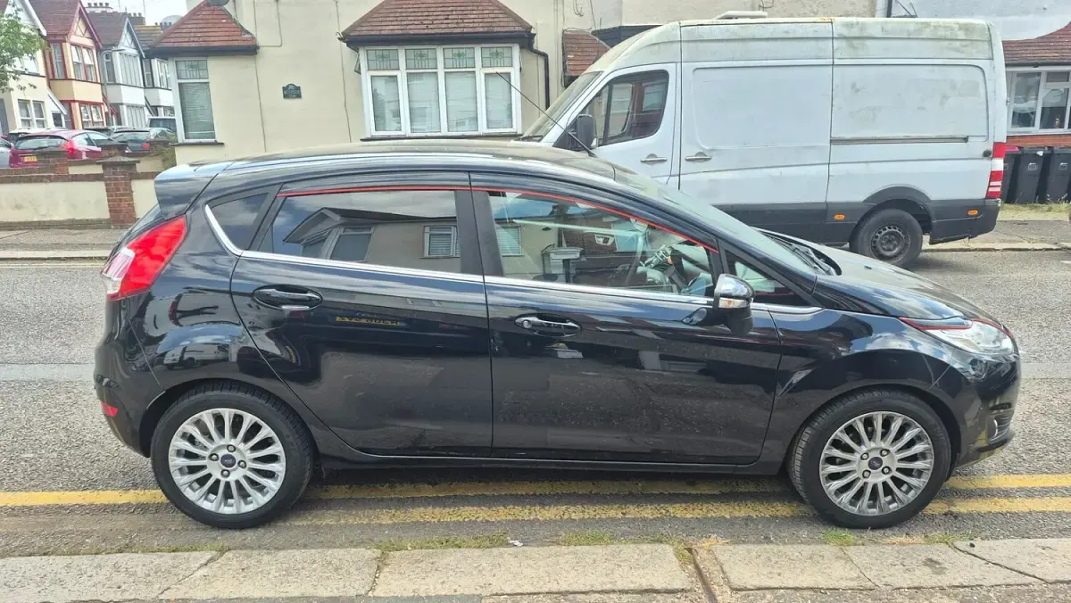 Used Ford Fiesta Titanium 125 HP (91 kW) 2013 Black Hatchback