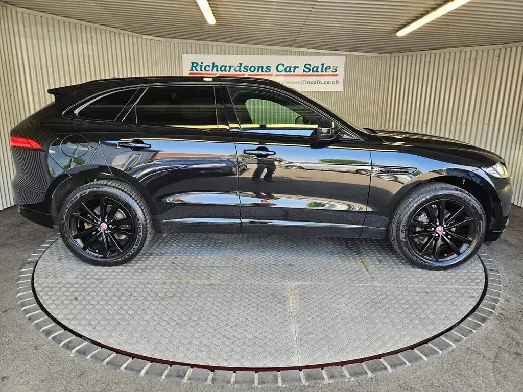 Used Jaguar F-Pace Chequered Flag 180 HP (132 kW) 2020 Black SUV