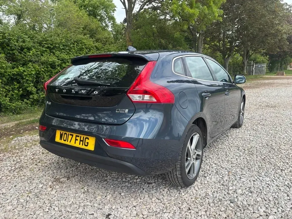 Used Volvo V40 Inscription 120 HP (88 kW) 2017 Blue Hatchback