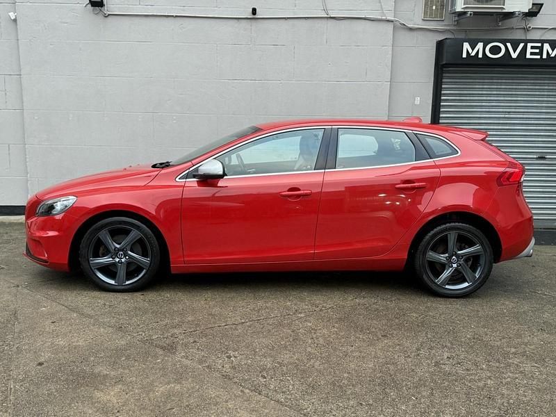 Used Volvo V40 R-Design 122 HP (89 kW) 2016 Red Hatchback