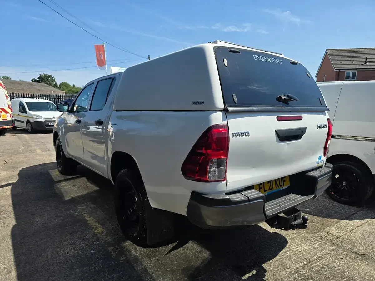 Used Toyota HiLux Active 150 HP (110 kW) 2021 White Pickup