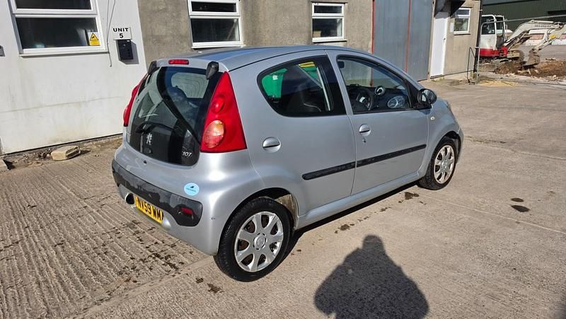 Used Peugeot 107 68 HP (50 kW) 2010 Silver Hatchback