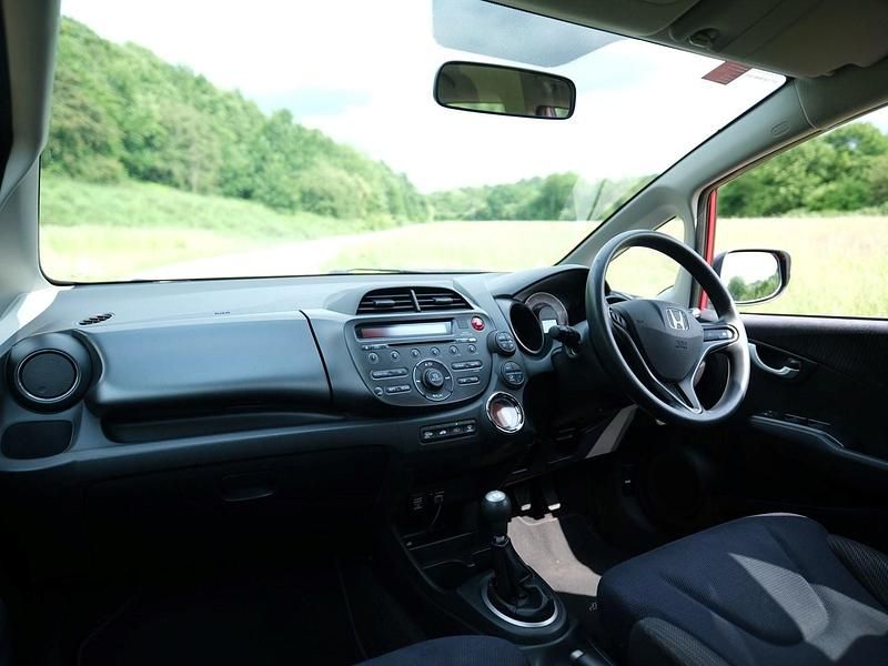 Second-hand Honda Jazz ES 99 CP (72 kW) 2013 Roșu Hatchback