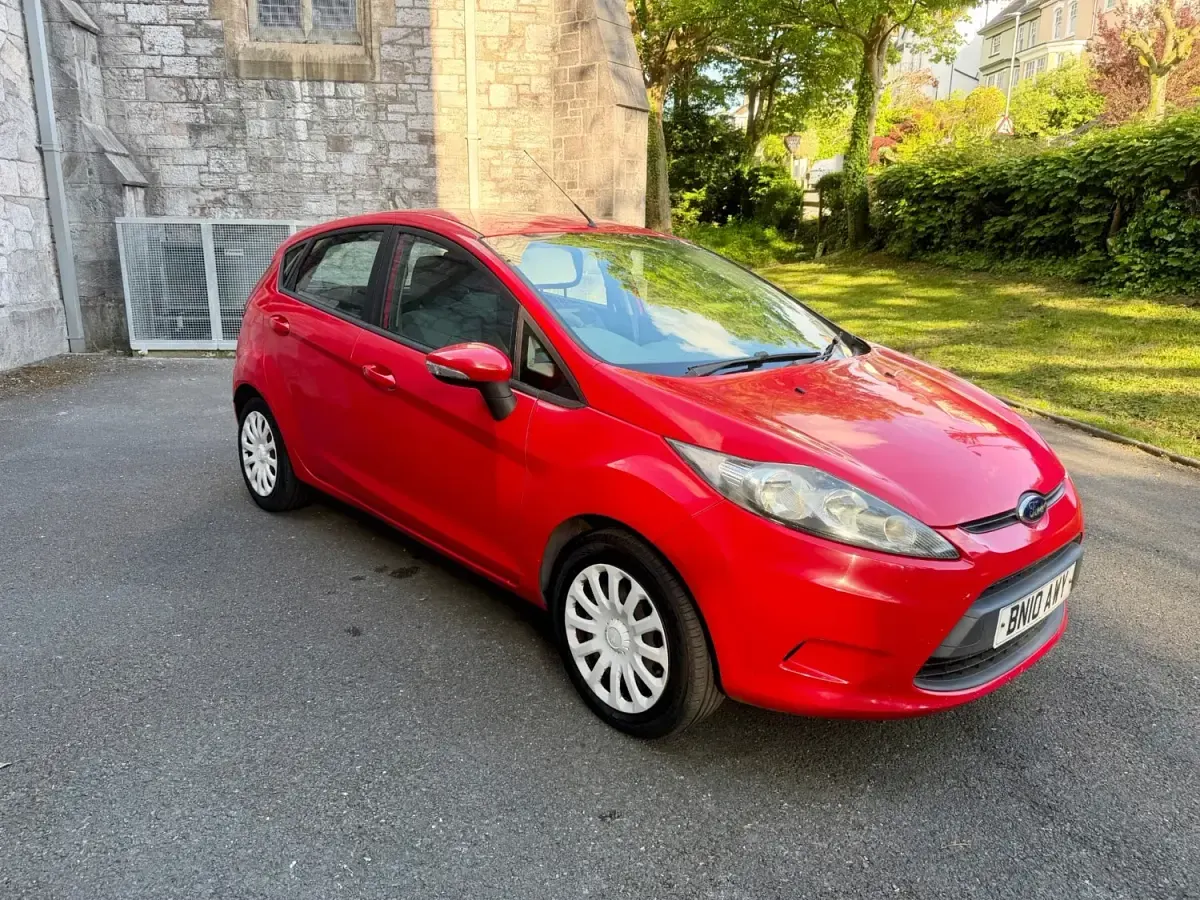 Begagnad Ford Fiesta 2010 Röd Halvkombi