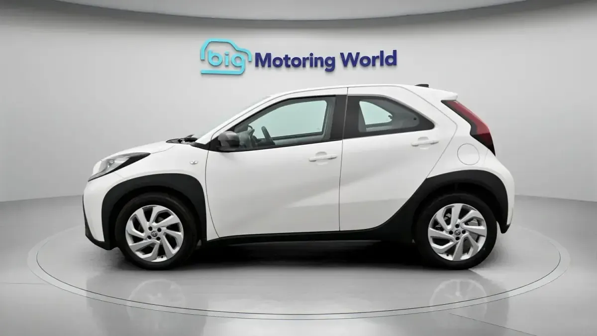Used Toyota Aygo X PURE 72 HP (52 kW) 2023 White SUV