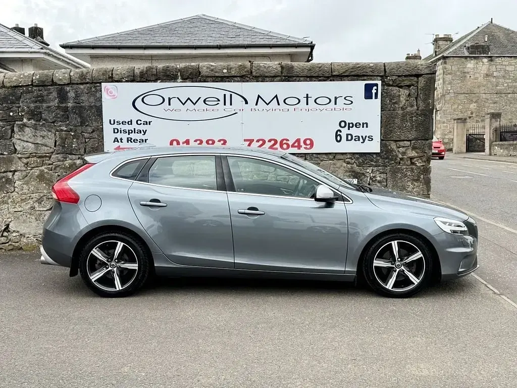 Usado Volvo V40 R-Design 122 CV (89 kW) 2018 Gris Utilitario