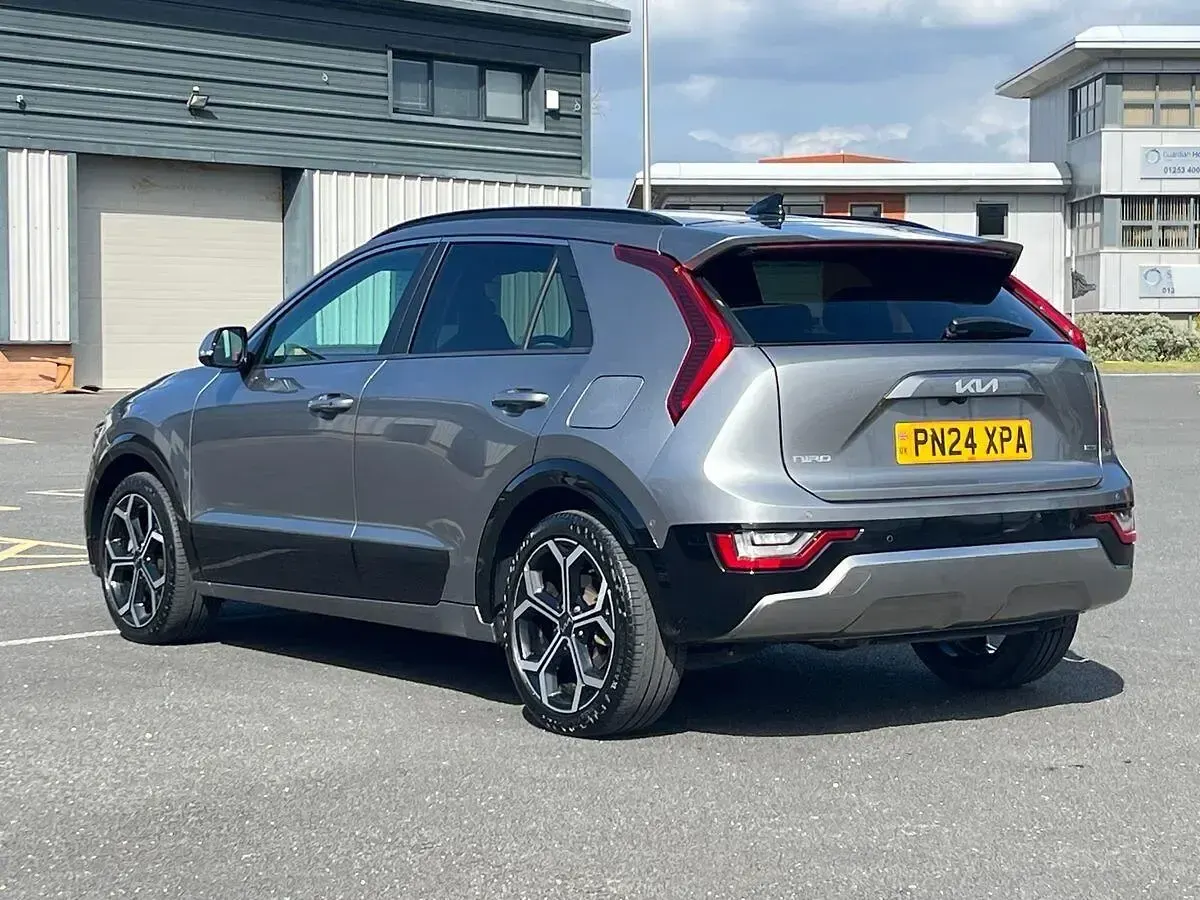 Gebraucht Kia Niro 139 PS (102 kW) 2024 Grau SUV