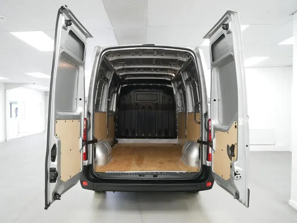 Usado Renault Master 135 CV (99 kW) 2023 Gris Monovolumen