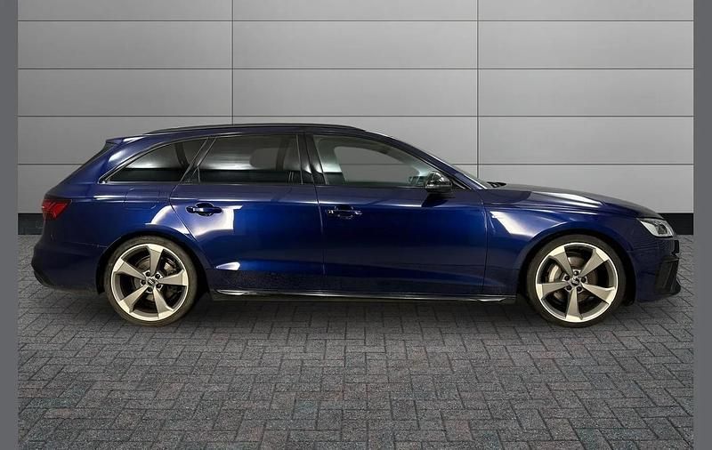 Second-hand Audi A4 Black Edition 200 CP (147 kW) 2022 Albastru Break