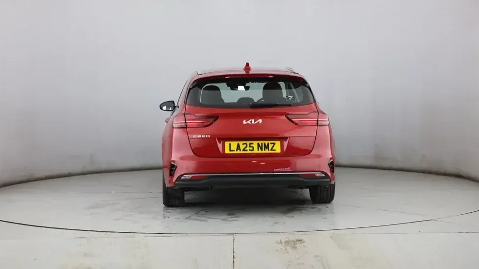 Usado Kia Ceed 138 HP (101 kW) 2025 Vermelho Citadino