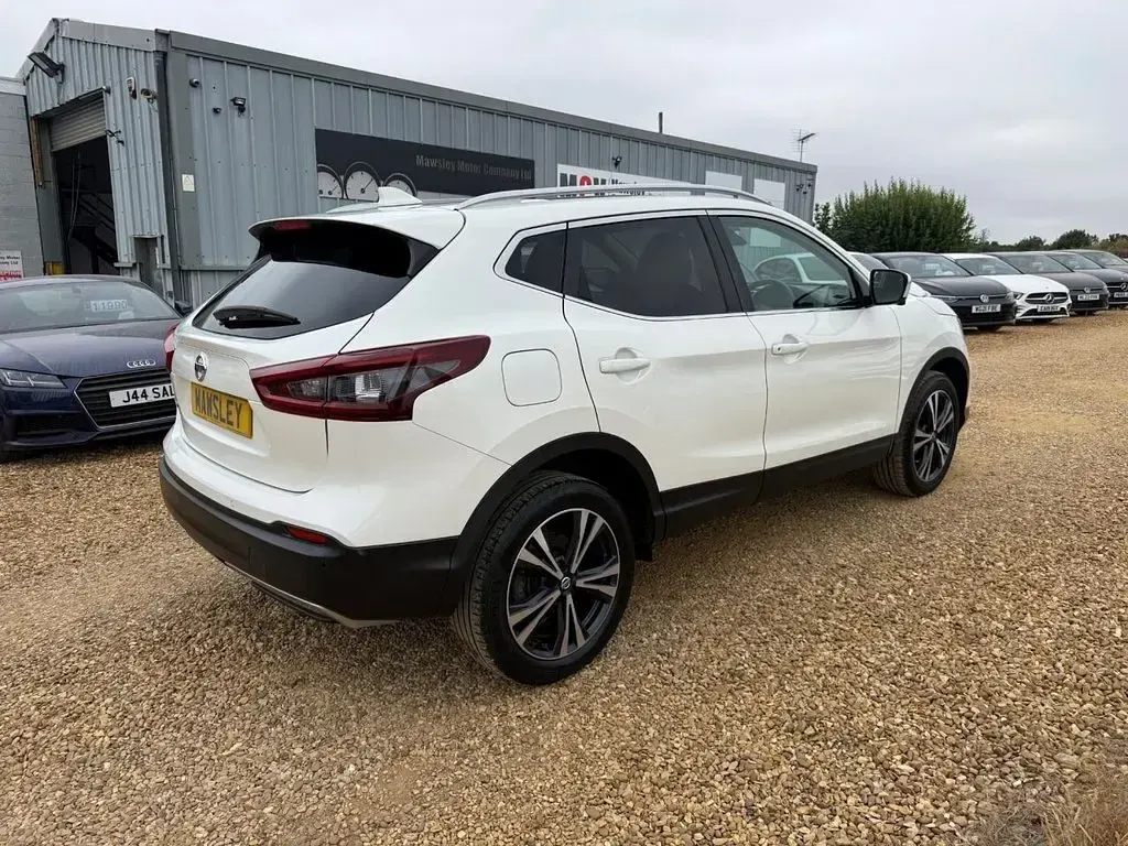Used Nissan Qashqai N-Connecta 140 HP (102 kW) 2021 White SUV