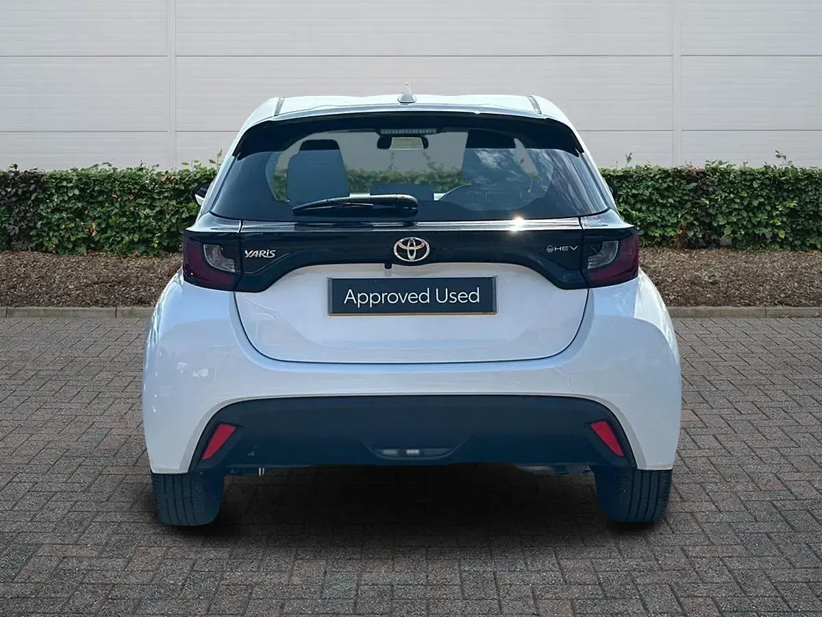 Used Toyota Yaris 116 HP (85 kW) 2024 White Hatchback