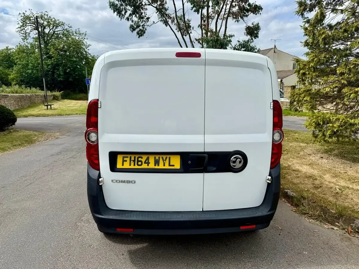 Used Vauxhall Combo Sportive 105 HP (77 kW) 2015 White MPV
