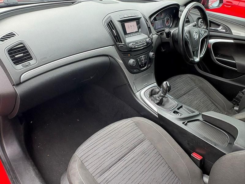 Używany Vauxhall Insignia 2015 Czerwony Hatchback