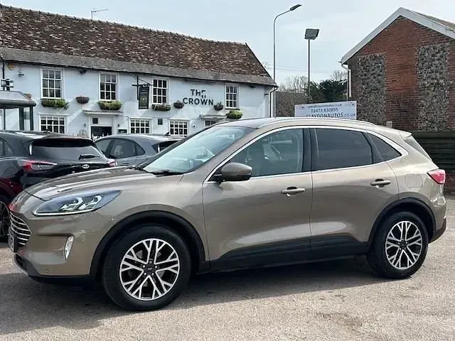 Usado Ford Kuga Titanium 190 HP (139 kW) 2020 Prateado SUV