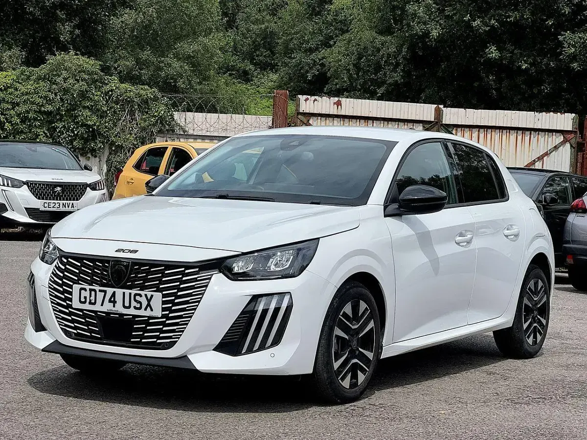 Used Peugeot 208 Allure 99 HP (72 kW) 2025 White Hatchback