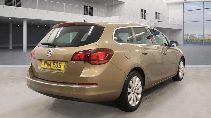 Used Vauxhall Astra Elite 115 HP (84 kW) 2014 Brown Estate