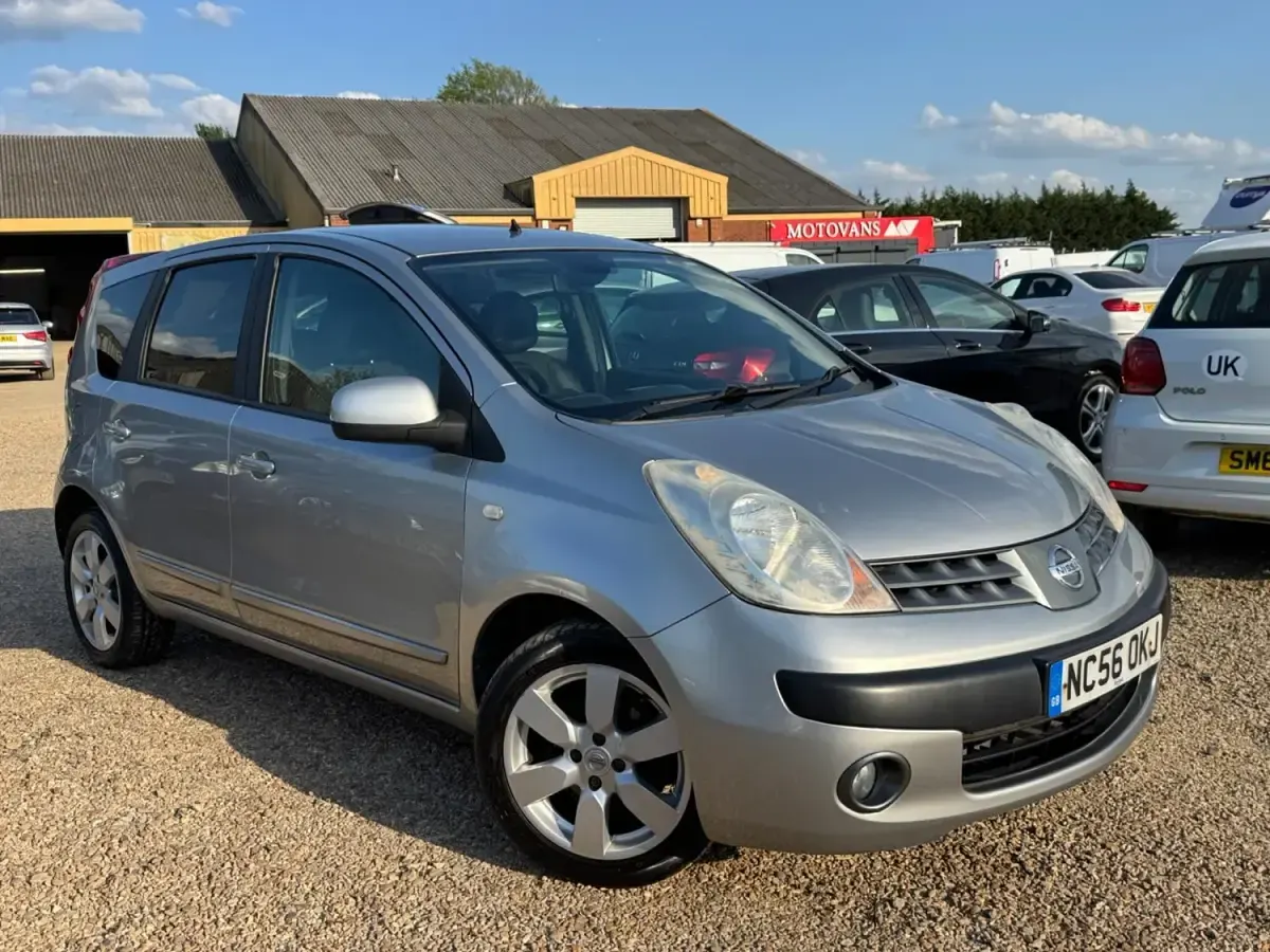 Begagnad Nissan Note 110 HK (80 kW) 2007 Silver Halvkombi