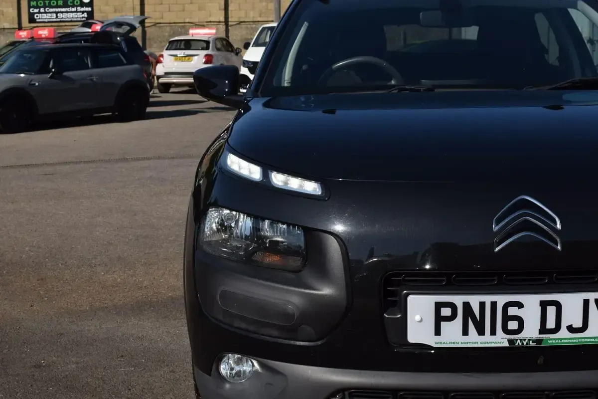 Used Citroën C4 Cactus Flair 100 HP (73 kW) 2016 Black Hatchback