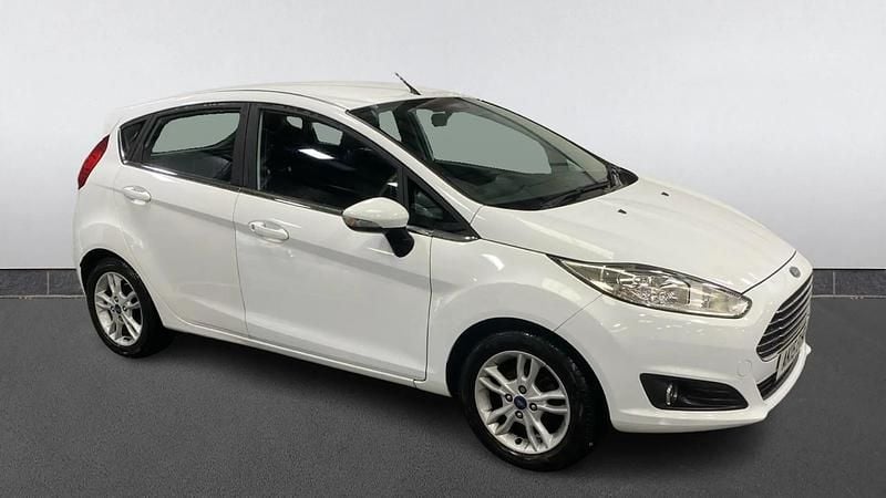 Used Ford Fiesta Zetec 100 HP (73 kW) 2015 White Hatchback