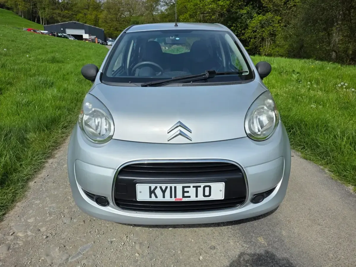 Usado Citroën C1 68 CV (50 kW) 2011 Gris Utilitario