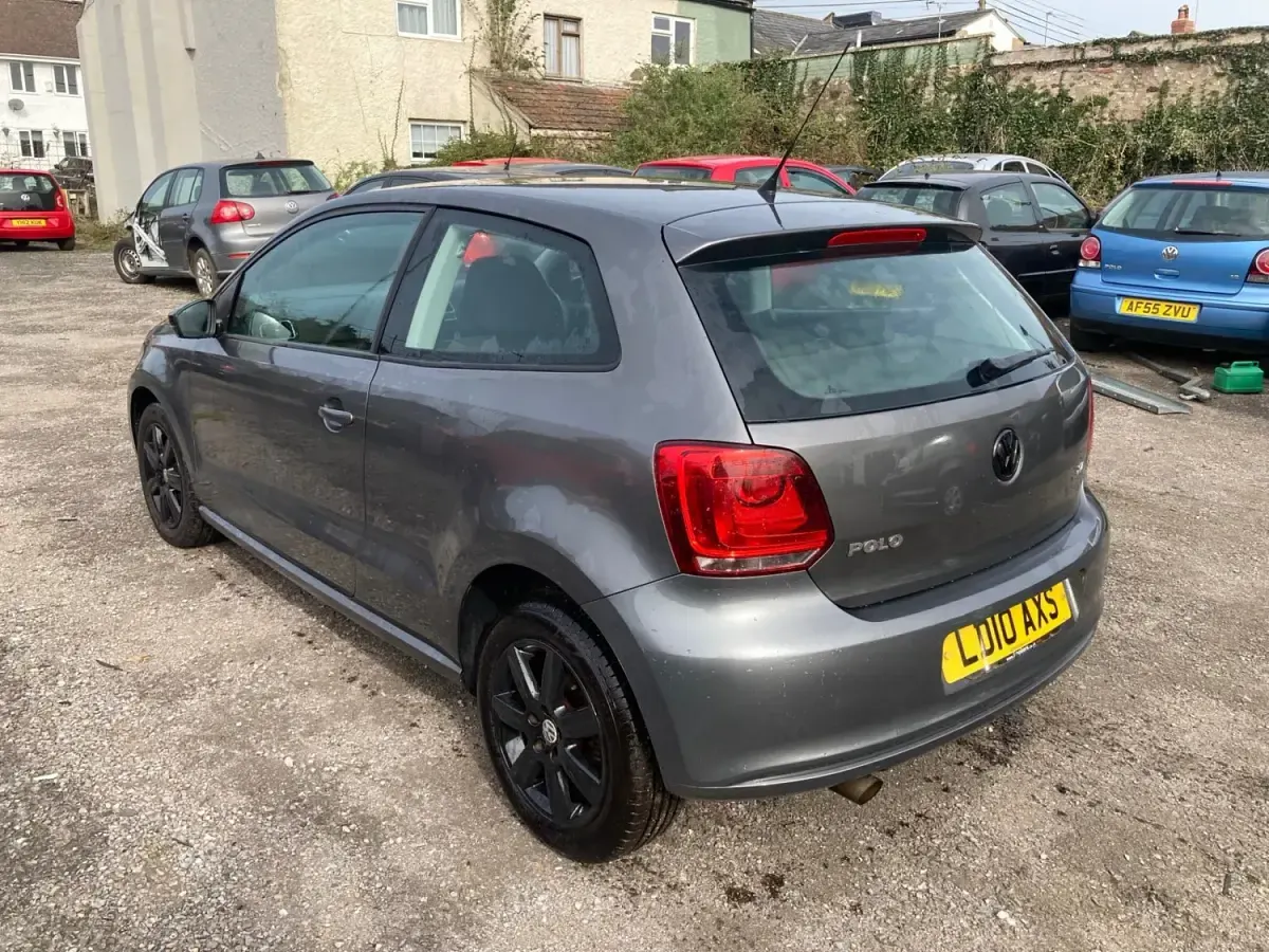 Usado VW Polo SE 85 CV (62 kW) 2010 Gris Utilitario