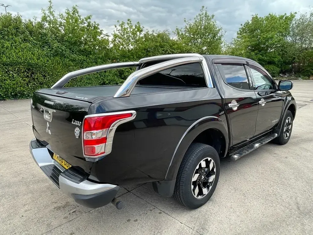 Used Mitsubishi L200 2016 Black Pickup