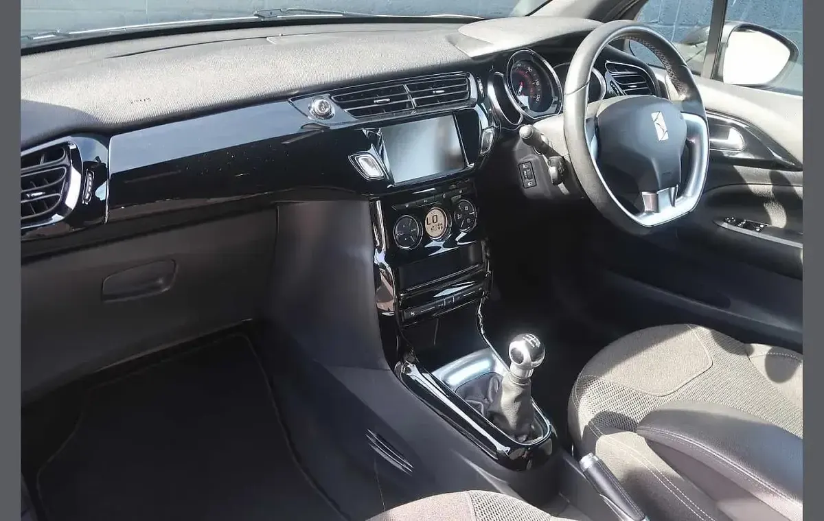 Used DS Automobiles DS3 Connected Chic 80 HP (58 kW) 2018 White Hatchback