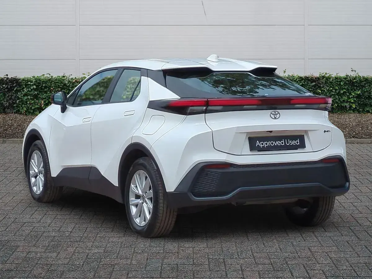 Used Toyota C-HR 140 HP (102 kW) 2024 White SUV