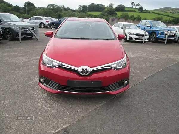 Used Toyota Auris 112 HP (82 kW) 2016 Red Hatchback