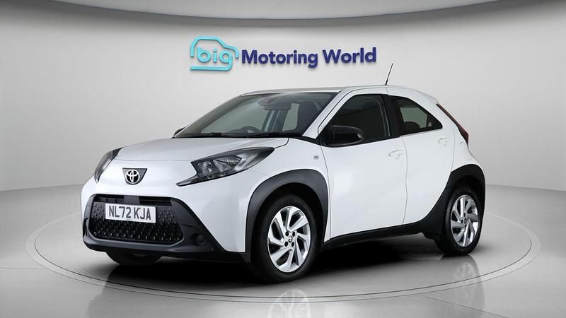 Used Toyota Aygo X PURE 72 HP (52 kW) 2022 White SUV