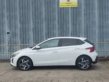 Used Hyundai i20 Premium 100 HP (73 kW) 2024 White Hatchback