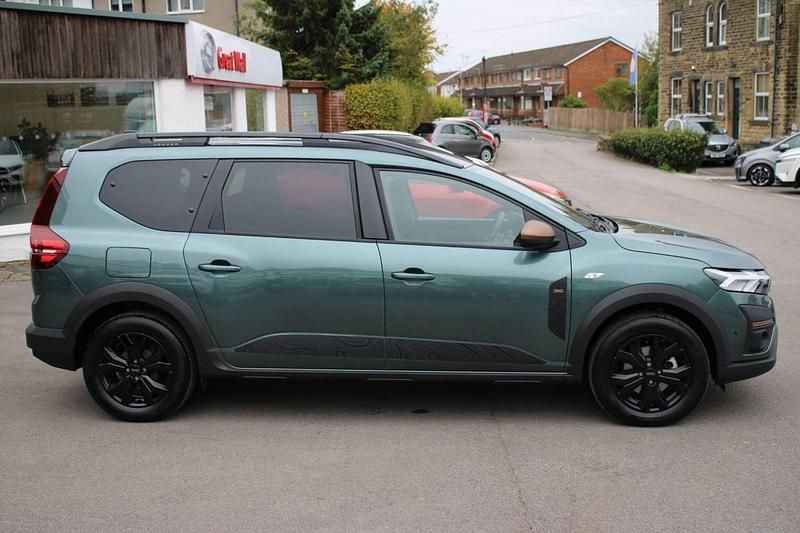 Used Dacia Jogger Extreme 141 HP (103 kW) 2024 Green MPV