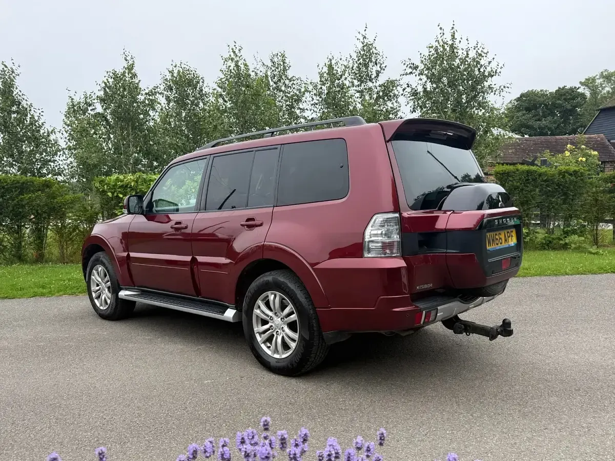 Used Mitsubishi Shogun 2016 Red SUV
