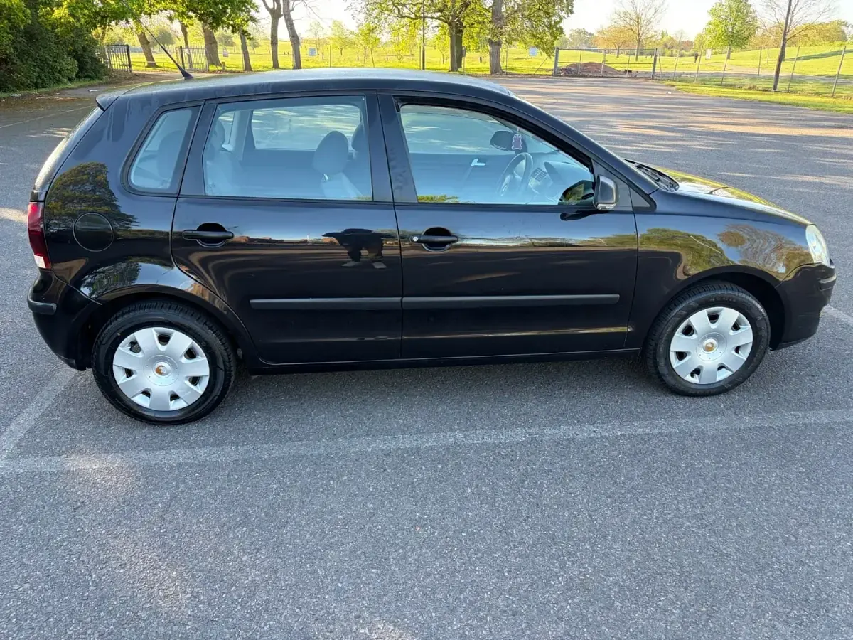 Begagnad VW Polo 2009 Svart Halvkombi