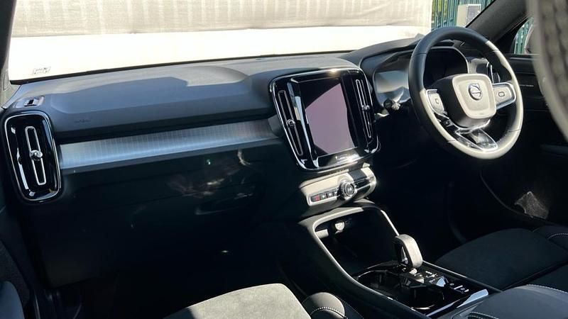 New Volvo XC40 Ultra 163 HP (119 kW) 2025 Metallic  onyx black SUV