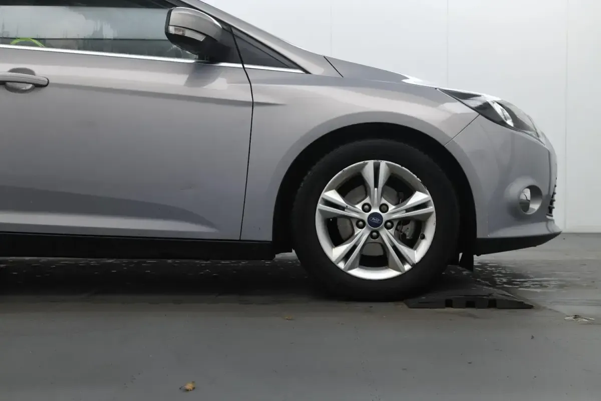 Używany Ford Focus Zetec 115 KM (84 kW) 2013 Srebrny Kombi