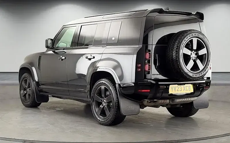 Käytetty Land Rover Defender HSE Dynamic 300 HP (220 kW) 2023 Harmaa Katumaasturi