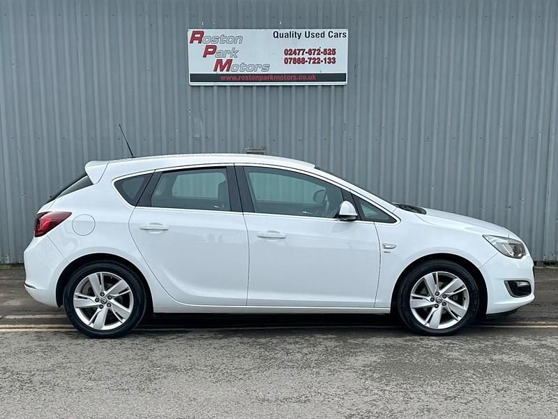 Used Vauxhall Astra SRi 2015 White Hatchback