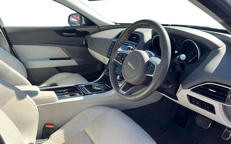 Begagnad Jaguar XE Ingenium 200 HK (147 kW) 2019 Sedan
