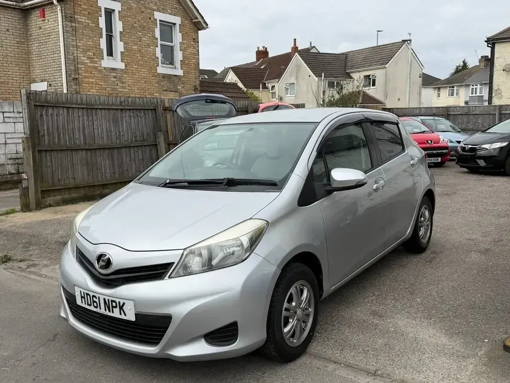 Begagnad Toyota Yaris 99 HK (72 kW) 2012 Silver Halvkombi