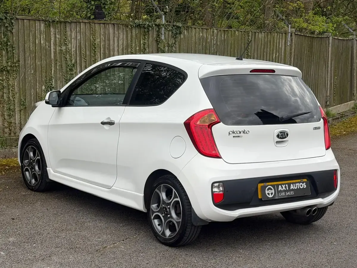Used Kia Picanto 85 HP (62 kW) 2014 White Hatchback