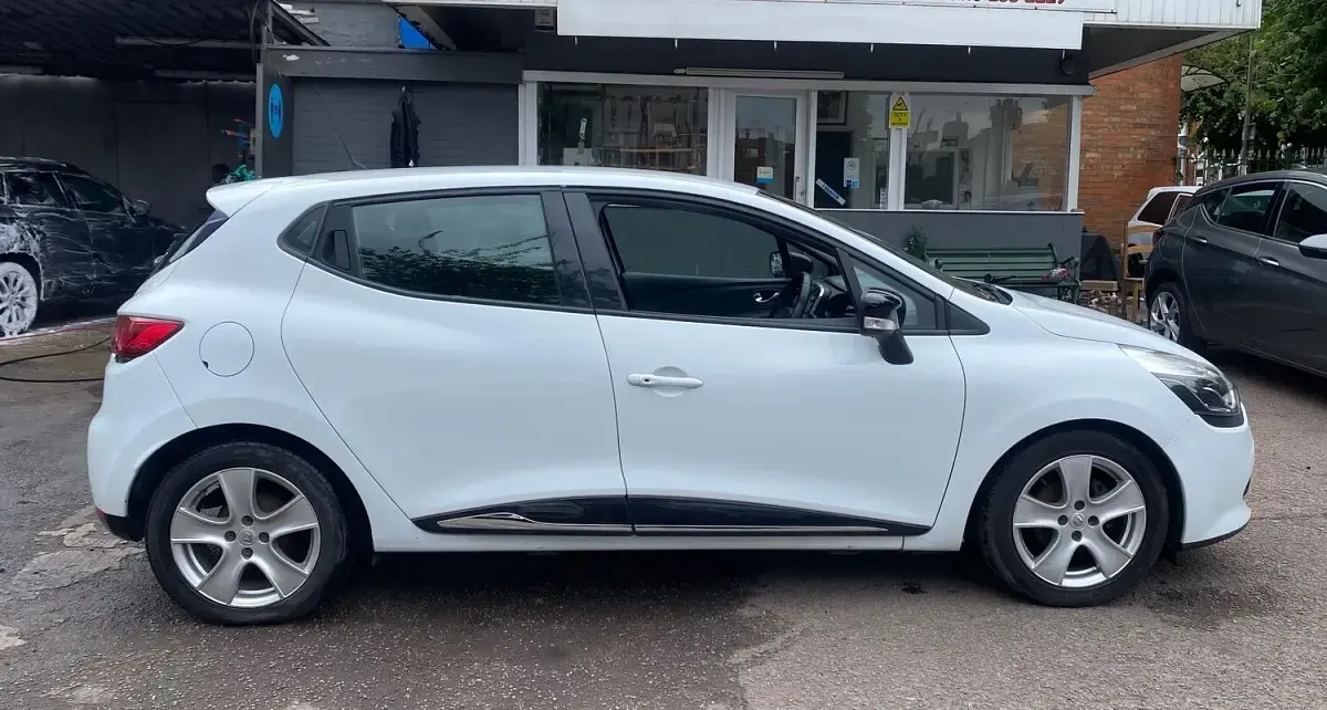 Used Renault Clio Dynamique 75 HP (55 kW) 2015 White Hatchback