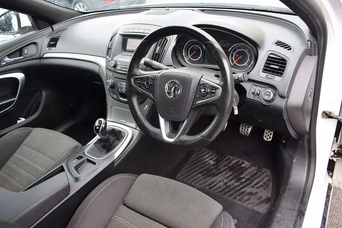 Used Vauxhall Insignia Edition 163 HP (119 kW) 2014 White Estate