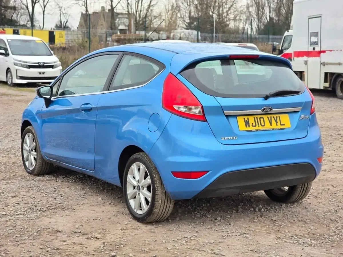 Usado Ford Fiesta Zetec 82 HP (60 kW) 2010 Azul Citadino